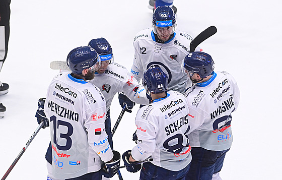 Plze�tí hokejisté slaví branku v utkání s Pardubicemi.