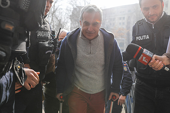 Policisté vedou prezidentského kandidáta Georgeska k výslechu. (26. února 2025)