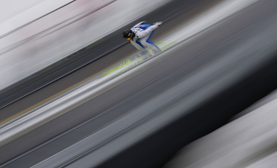 Ane�ka Indrá�ková b�hem skoku na mistrovství sv�ta v Trondheimu