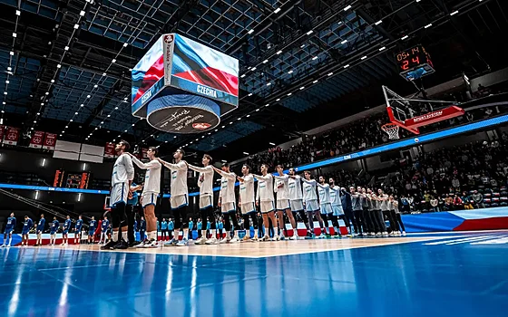 �e�tí basketbalisté naslouchají hymn�.