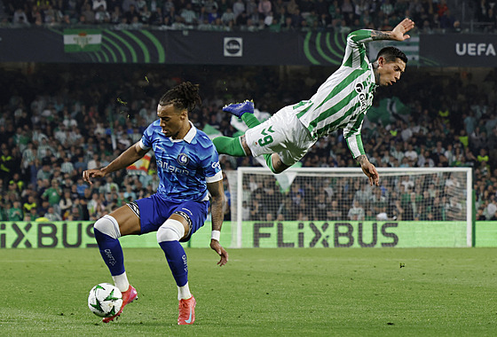 Chimy Avila z Realu Betis Sevilla letí kolem Archieho Browna z Gentu.