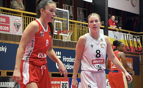 Marie �ílová (vlevo) z DSK Basketball Brandýs a její star�í sestra Eli�ka...