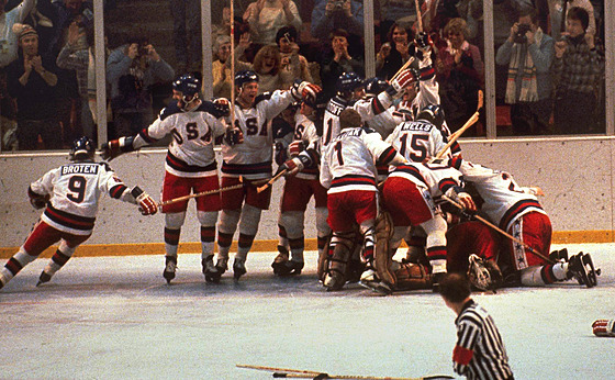 Ameri�tí hokejisté slaví výhru nad Sov�tským svazem na olympiád� v Lake Placid...
