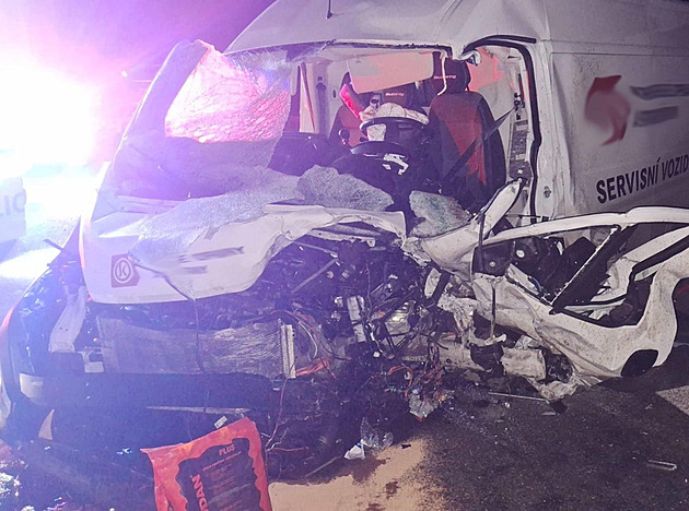Následky tragické nehody u Pasohlávek na Brnnsku, pi ní zemely dv osoby....