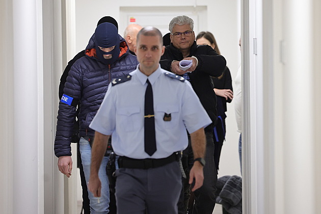 Soud rozhoduje o vazbách v kauze Motol. Policie přivedla Ludvíka, dorazil i Jansta