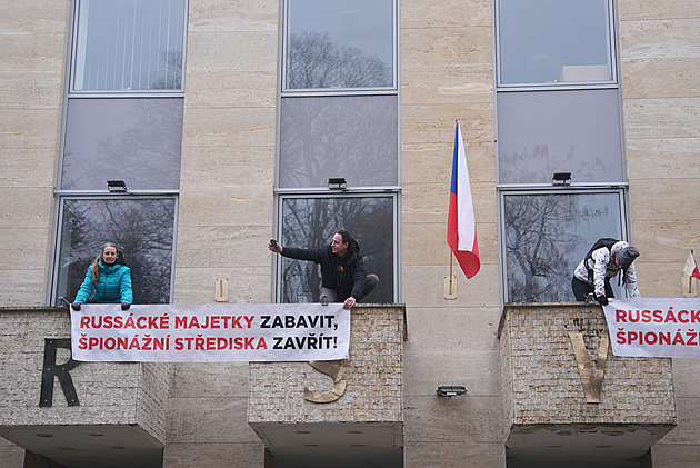 Akce skupiny Kaputin. Skupina pelezla plot jedné z budov Ruské federace a...