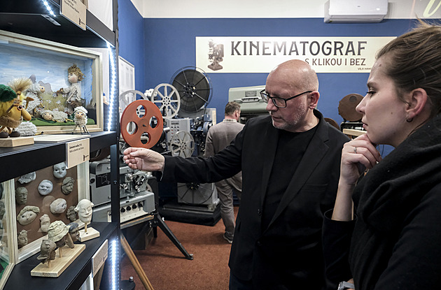 Historie kinematografie je k vidní na výstav Kinematograf s klikou i bez ve...
