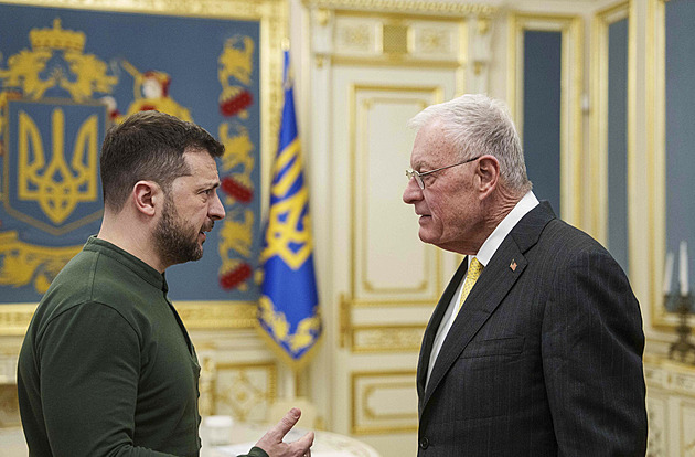 Vřelé objetí a debata o politické situaci. Zmocněnec USA se setkal s Lukašenkem