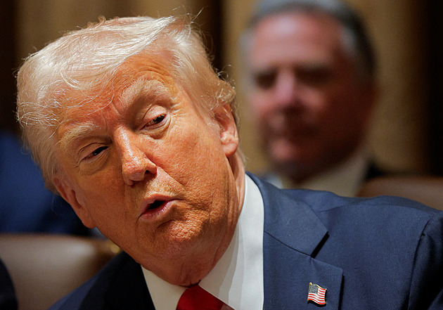 Trump uvalil klíčové clo, dovoz aut do USA zdraží o 25 %. Musíte vyrábět u nás, míní