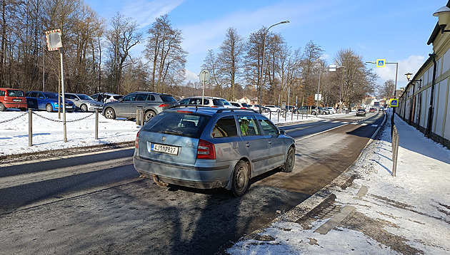Silnice I/37 (na snímku v úseku u árského zámku) patí do takzvané urené...