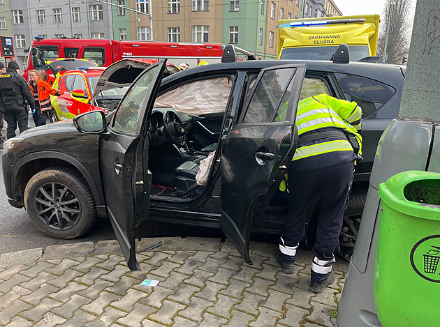 V Dejvicích se srazilo záchranářské auto s osobním. Řidič ignoroval houkání