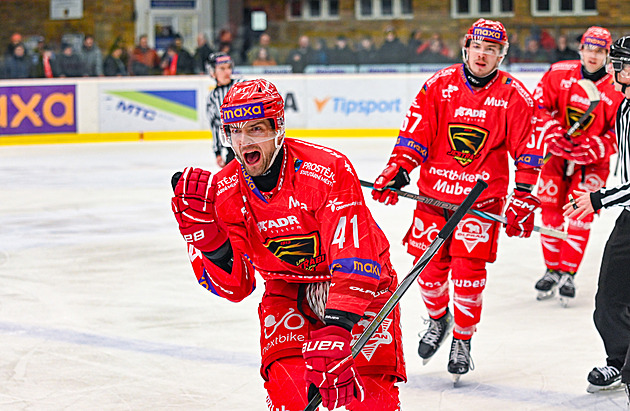Prostjovský Jakub Babka se raduje z branky do sít Perova.
