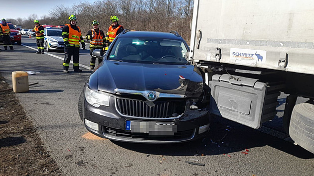 Na dálnici D5 ve smru na Prahu dolo ke sráce dvou osobních vozidel a...
