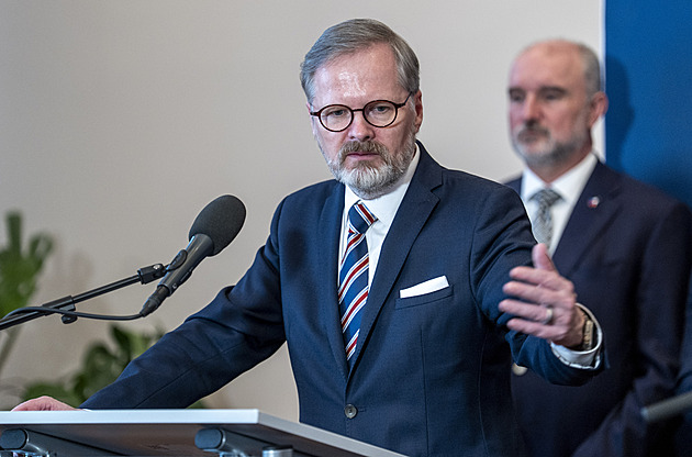 Evropa musí začít hájit své zájmy sama, řekl Fiala po jednání s Macronem