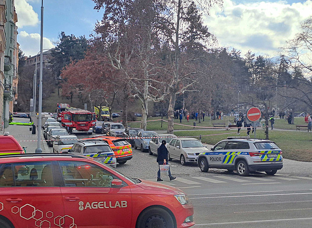 Policisté zastřelili muže, který hrozil sebevraždou. Předtím je napadl noži