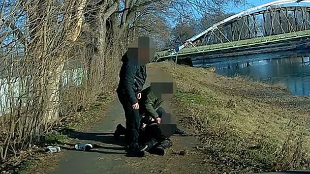 Policie ukázala zadržení obviněného z vraždy prodavaček. Mladík jde do vazby