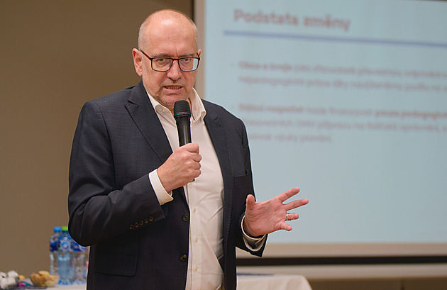 Ministr kolství Mikulá Bek se v Liptále na Vsetínsku setkal se starosty obcí,...
