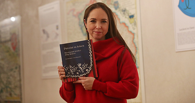 Lucie Kaminská s knihou Putování za krásou, kterou napsala a sestavila spolen...