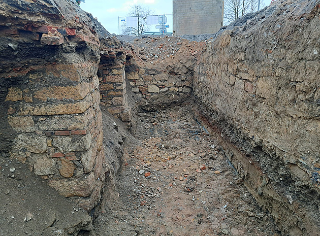 Základy starého stavení ve starých Lobzích objevené d�lníky p�i výkopu pro...