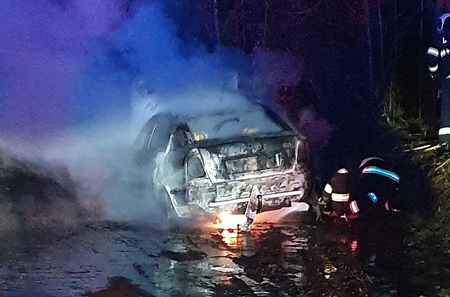 Auto odstavené v krumlovské ásti Vyný pravdpodobn nkdo zapálil.