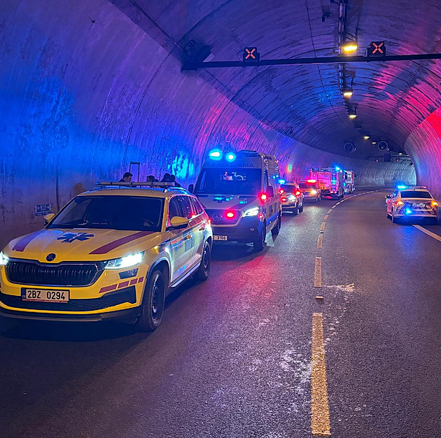 Pisárecký tunel v Brně blokovala nehoda autobusu a dvou aut, tvořily se kolony