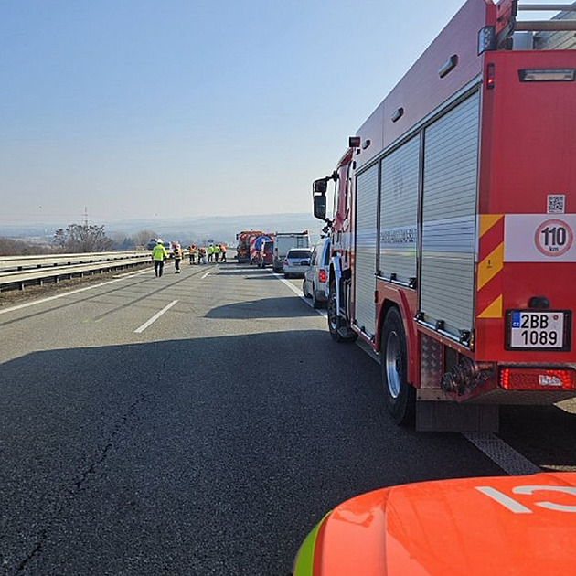 Auto na D1 vrazilo do pojízdné „šipky“ silničářů, dálnice na Ostravu stála