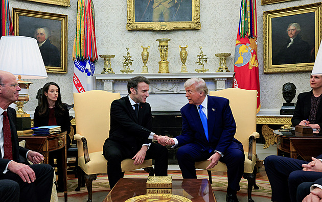 Trump má po setkání s Macronem modřiny. Hodně se zdraví s lidmi, vysvětlil Bílý dům