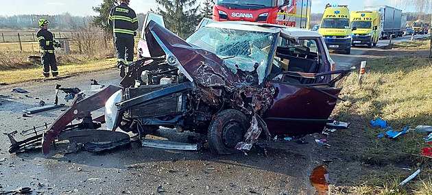 Po nehod dvou aut v Sopei na Pardubicku byly dv osoby se stedn tkými...