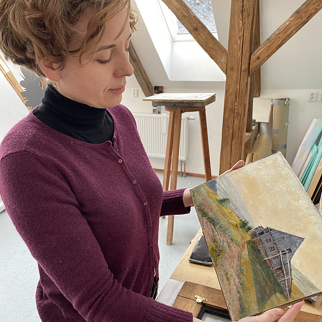 Restaurátorka Tereza �ádová ukazuje obraz p�ed ulo�ením do rámu.