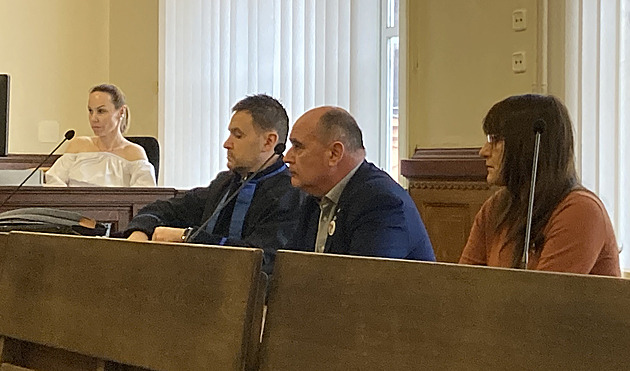 The mayor accuses the collection of waste to a black dump, the court released him