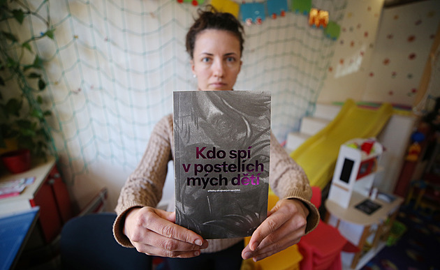 Sedmnáct píbh konkrétních ukrajinských uprchlík líí kniha Kdo spí v...