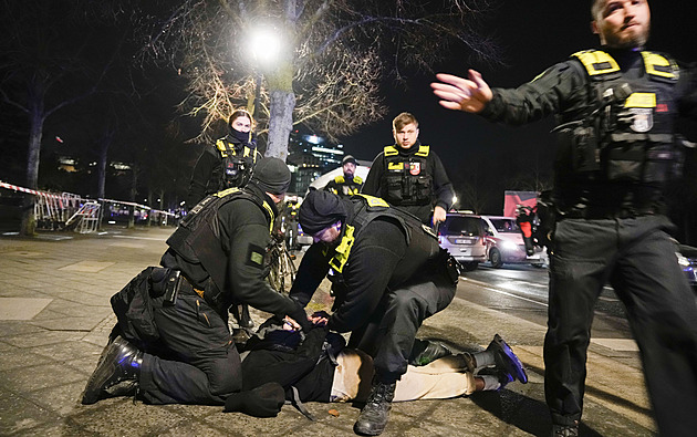 Berlín zakázal nošení nožů ve veřejné dopravě. Případů napadení jsou tisíce
