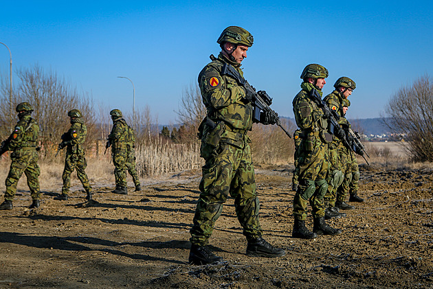 Výdaje na obranu jsou zátěž, míní třetina Čechů. Polovina neví, zda by se ČR ubránila