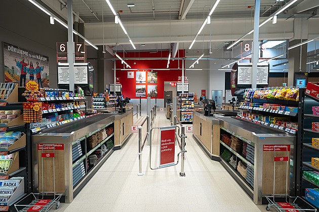 Pokladny v nové prodejn Kaufland v Praze-Slivenci. (26. února 2025)