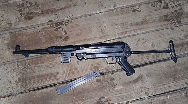 Mladistvý hoch se pohyboval po �umperku s airsoftovou napodobeninou samopalu.