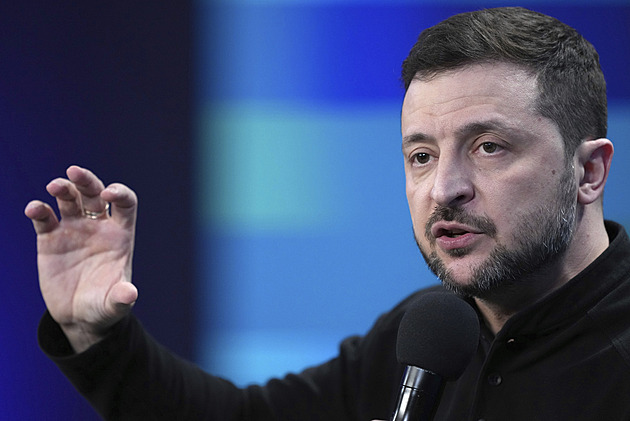 Zelenskyj: Dluh 500 miliard dolarů vůči USA neuznáme. Nevyloučil odchod