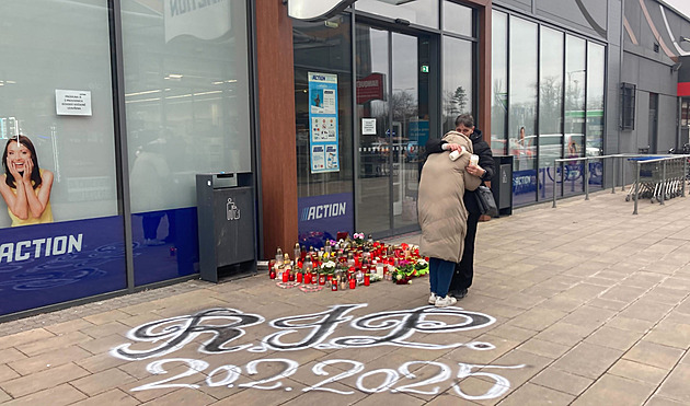 Policie ukázala zadržení obviněného z vraždy prodavaček. Mladík jde do vazby