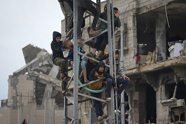 Hamás propustil další izraelské rukojmí, jeden z mužů líbal věznitele na čelo
