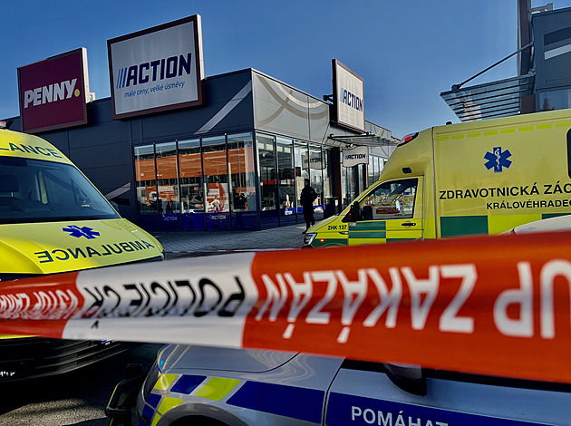 Muž v obchodě napadl nožem dva lidi, oba zemřeli. Policie ho zadržela