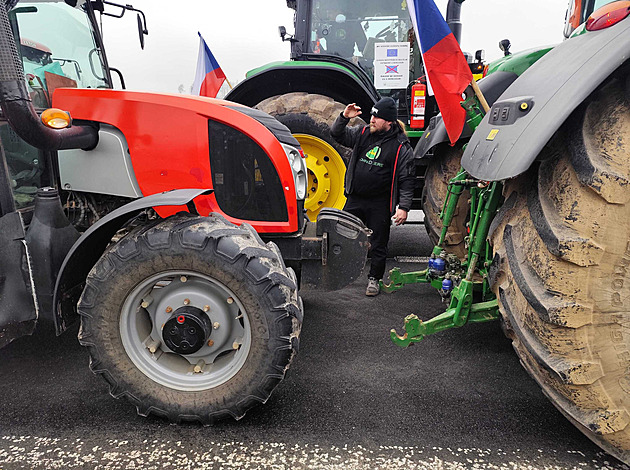 „Z von der Leyna do louže!“ Farmáři s vlajkami blokují hraniční přechod v Náchodě