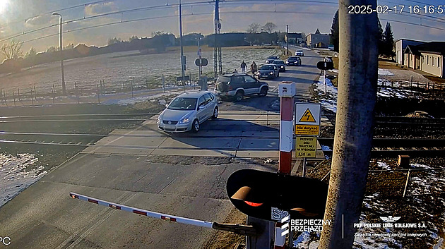 VIDEO: Drama na přejezdu. Muž odtáhl auto před rychlíkem v poslední sekundě