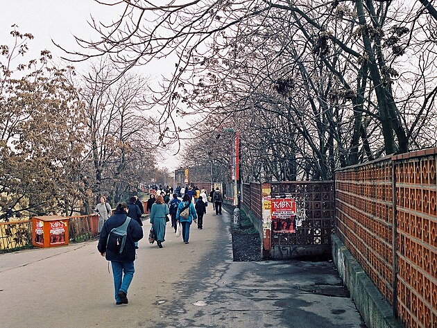 T�leso spojky mezi Zvona�kou a �zkou tvo�il n�sep se t�emi mosty. V druh�...