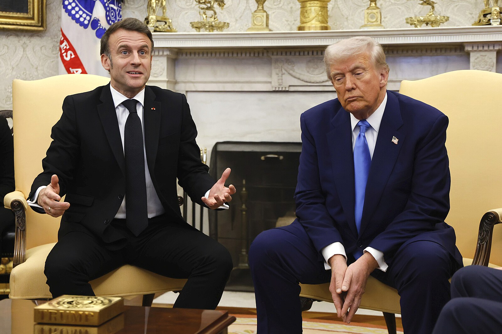 Uzavřete hranice, než bude pozdě, radí Trump Francouzům. Vance varuje Američany