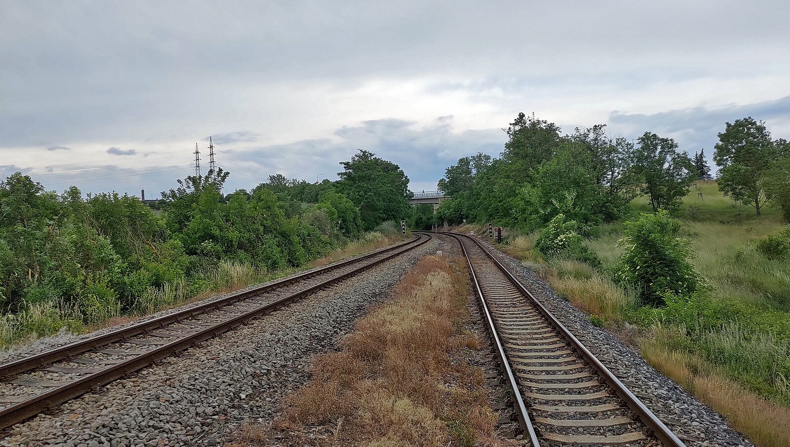 Na Nymbursku se srazil osobní a nákladní vlak, provoz na trati stojí