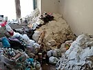 V m�stsk�m byt� s nahromad�n�mi v�cmi �il dnes u� zem�el� n�jemn�k dlouh�...