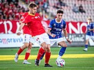 Obrnce Filip tpnek (v ervenm) pi utkn za Zbrojovku Brno proti Lni....