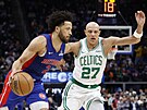 Cade Cunningham z Detroit Pistons se tlaí kolem Jordana Walshem z Boston...