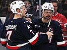 Americký kapitán Auston Matthews (vpravo) smutní po prohe ve finále Four...