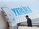 Ukrajinský prezident Volodymyr Zelenskyj nastupuje do letadla na leti�ti v...