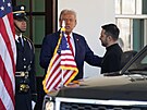 Americký prezident Donald Trump vítá ukrajinského prezidenta Volodymyra...